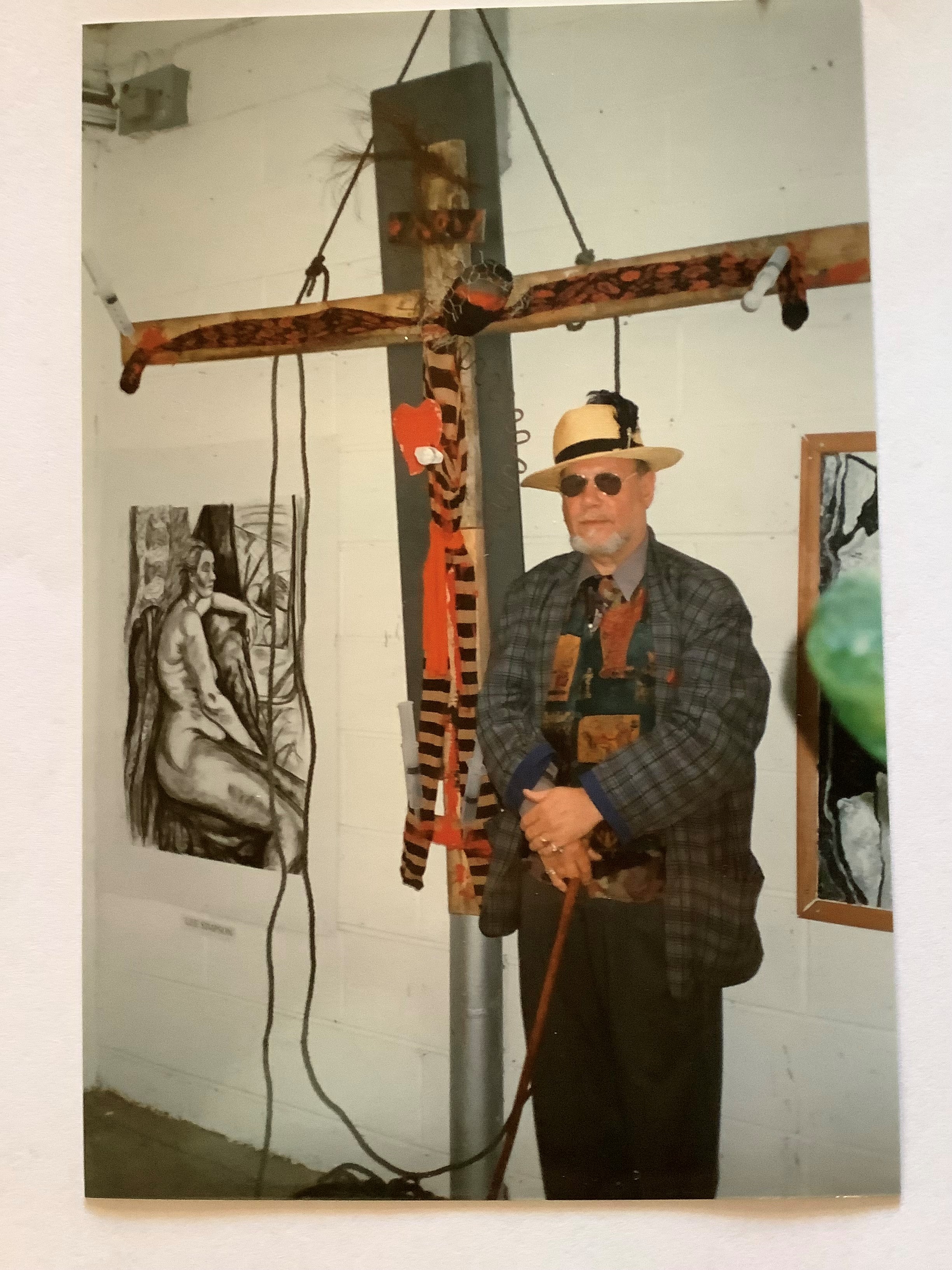 Peter Goode devant une œuvre lors du Hebden Bridge Arts Festival